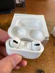 Продам Apple AirPods pro with Lightning/Wireless Charging белый