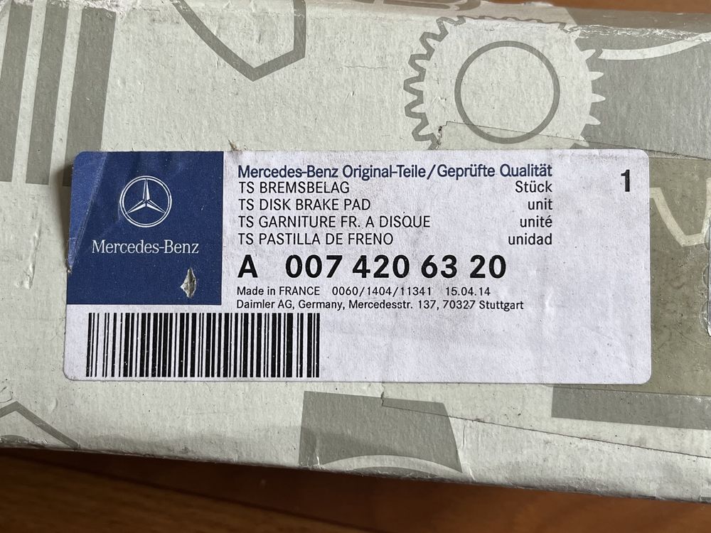 Тормозные колодки передние оригинал Mercedes-Benz + датчики износа