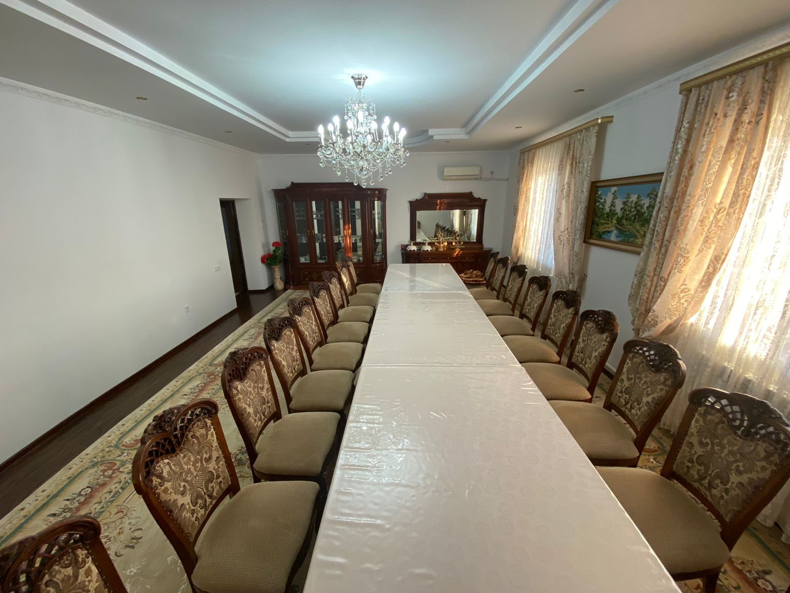 3 больших стола, 20 стульев