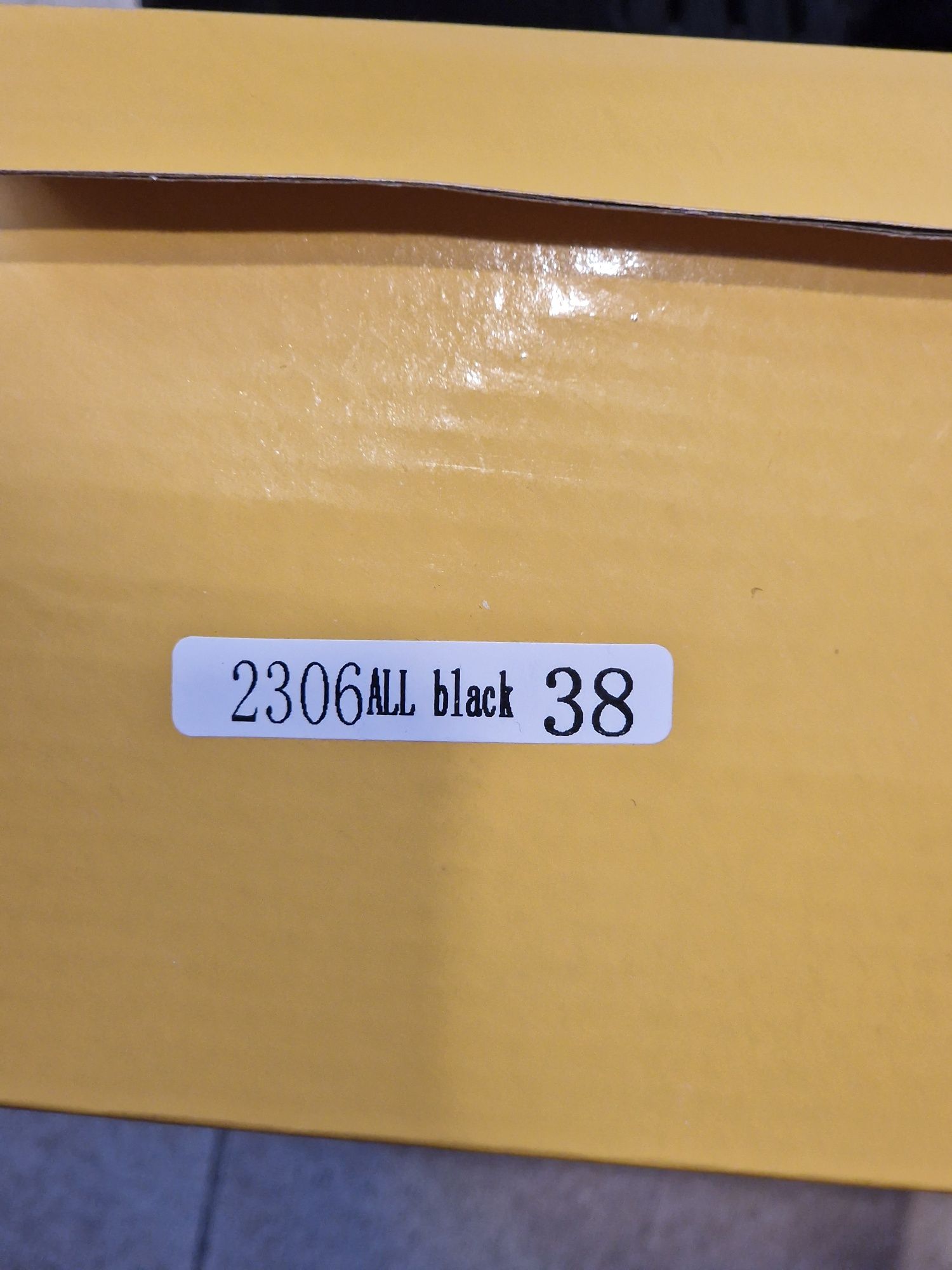 Продам зимние кроссовки за 9.000 тенге. Размер на 37