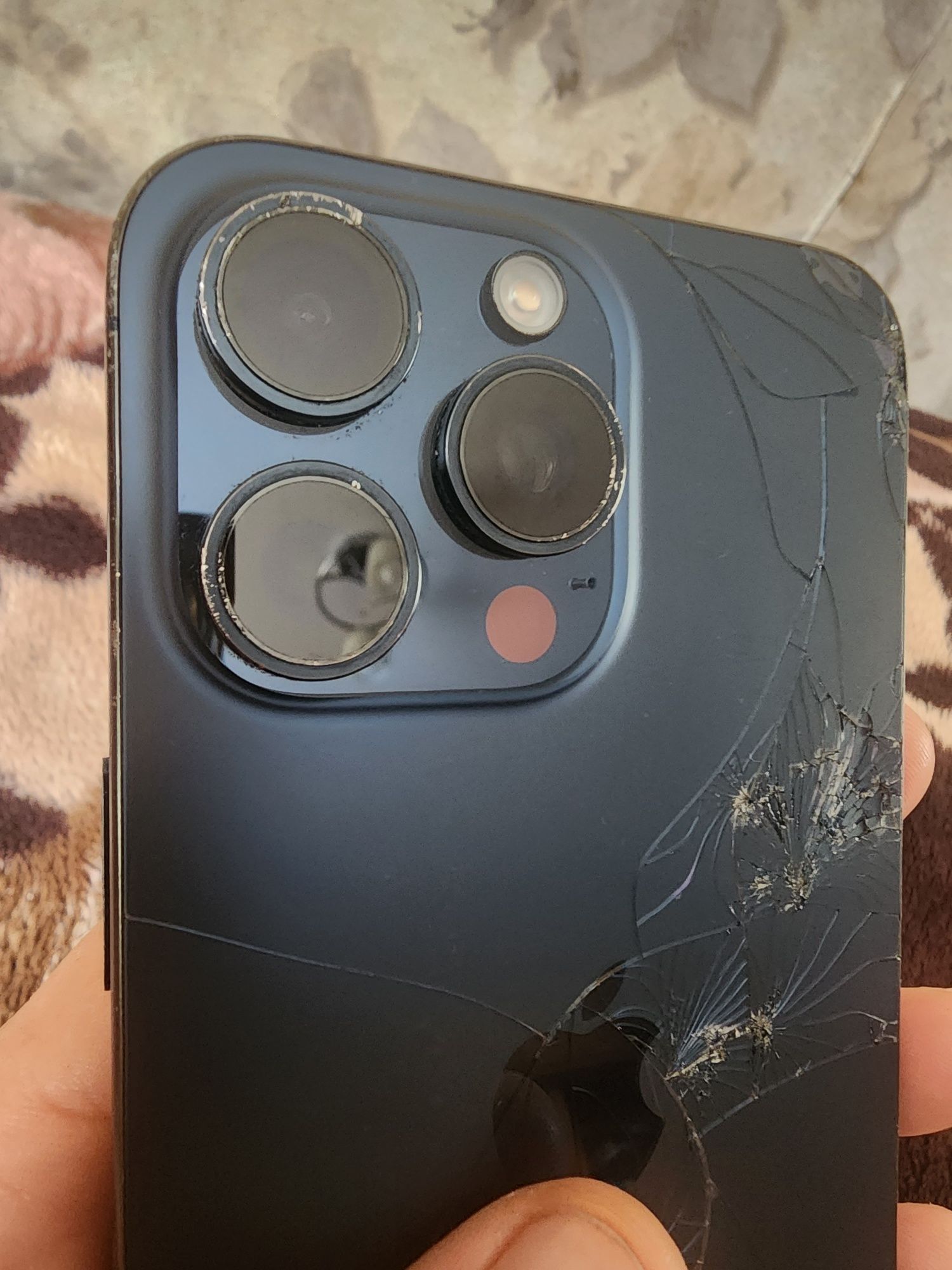 Продам на запчасти,  разбит дисплей,  iPhone 15 pro max