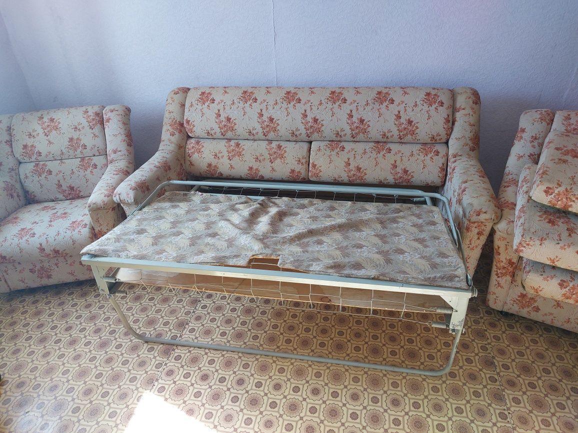 Продаю спальный гарнитур,диван -кровать и два кресла