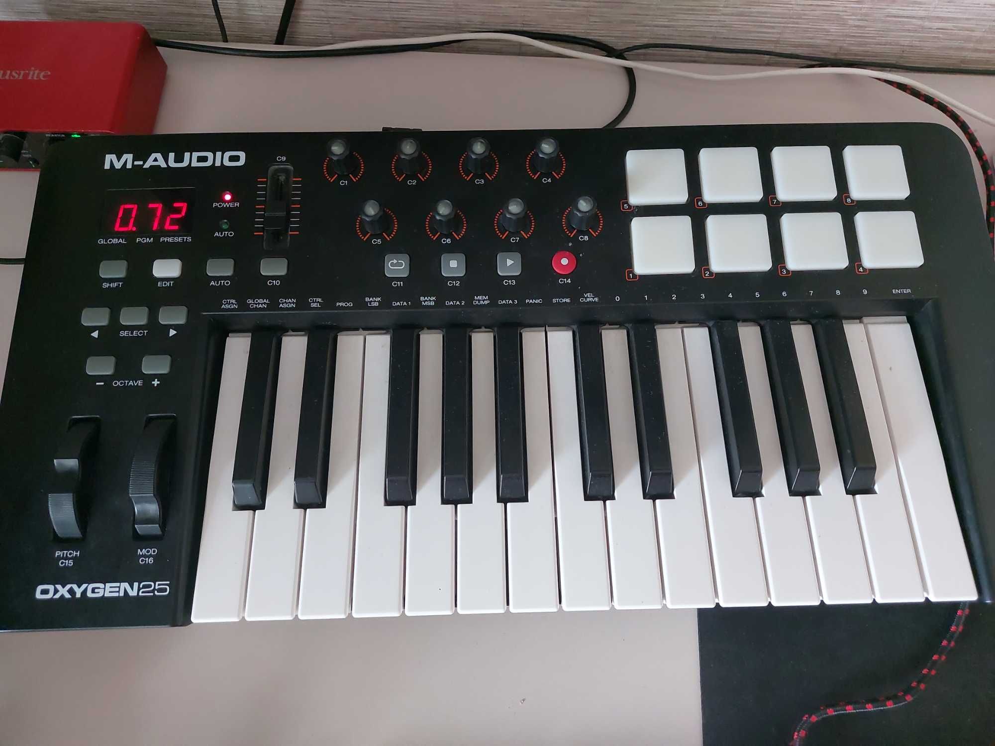 MIDI клавиатура M-Audio