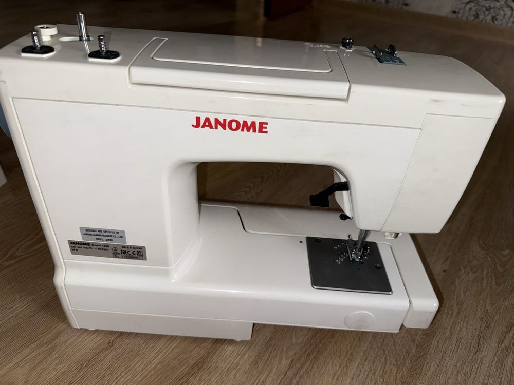 новая швейная машинка Janome 423S