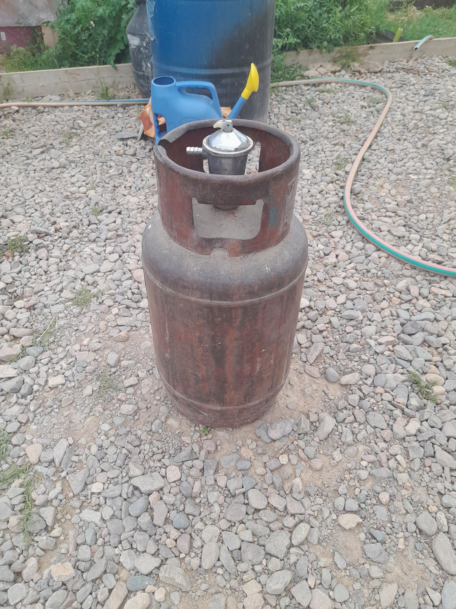 Продётся газовый баллон с газом и редуктором красного цвета