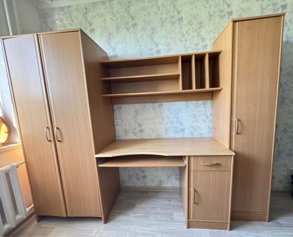 Детский шкаф с полками с компьютерным столиком в хорошем состоянии