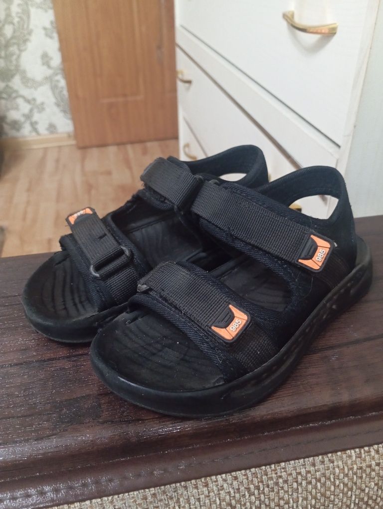 Продам сандали на мальчика