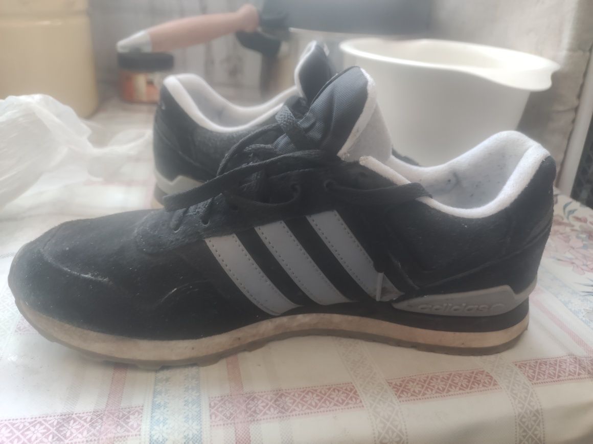 Adidas кроссовки оригинал, в хорошем состоянии, почти не носил,