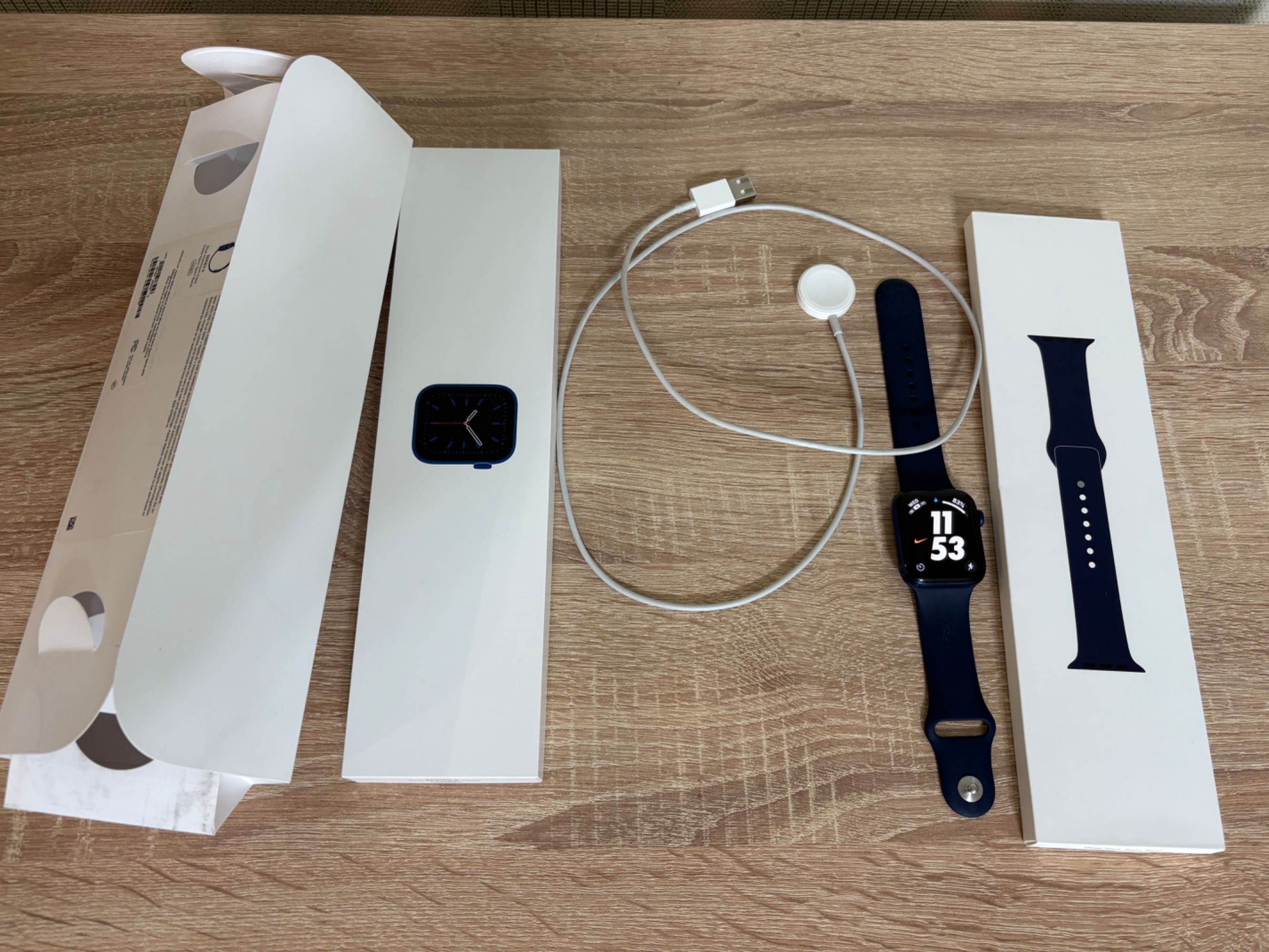 Смарт-часы Apple Watch Series 6 (44 мм)
