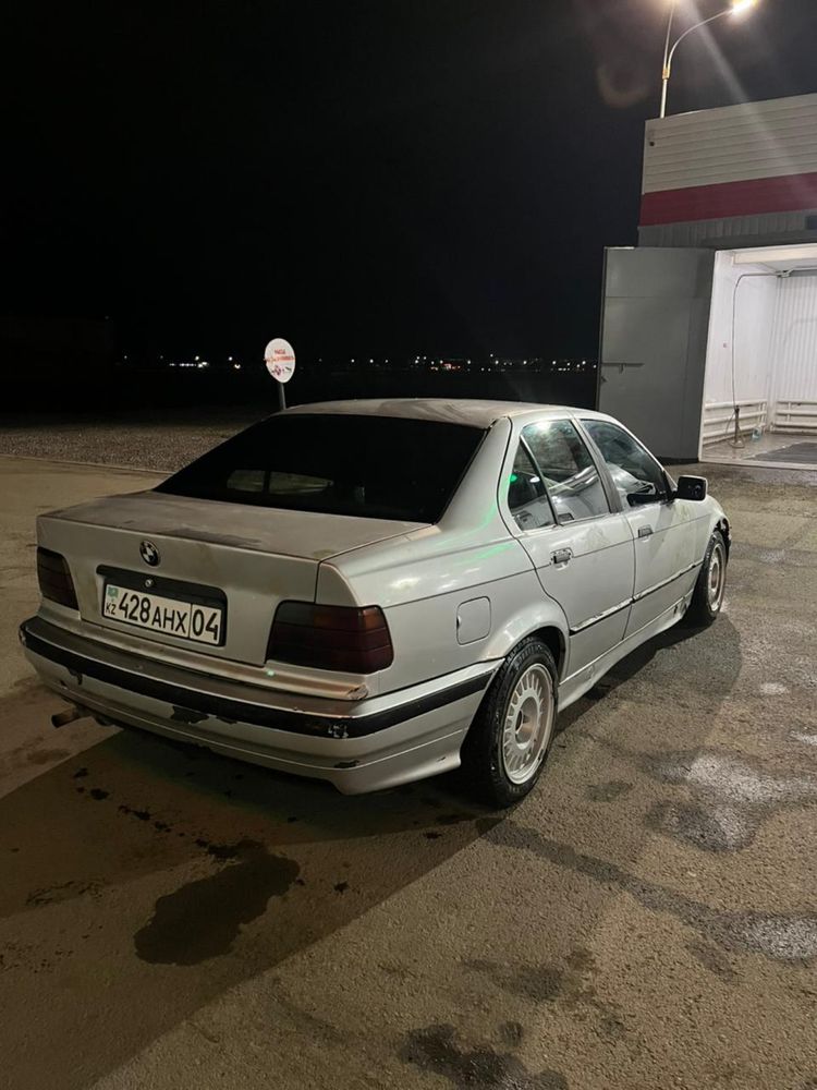 Продам машину BMW 318, 1993 года