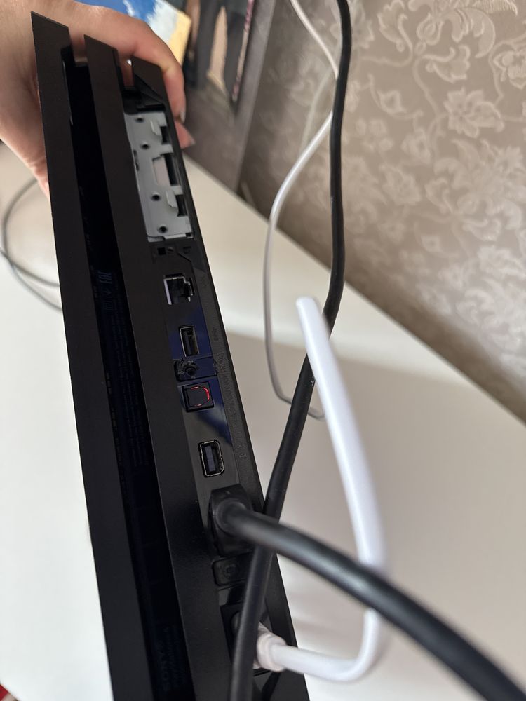 Продам плестейшн 4 slim