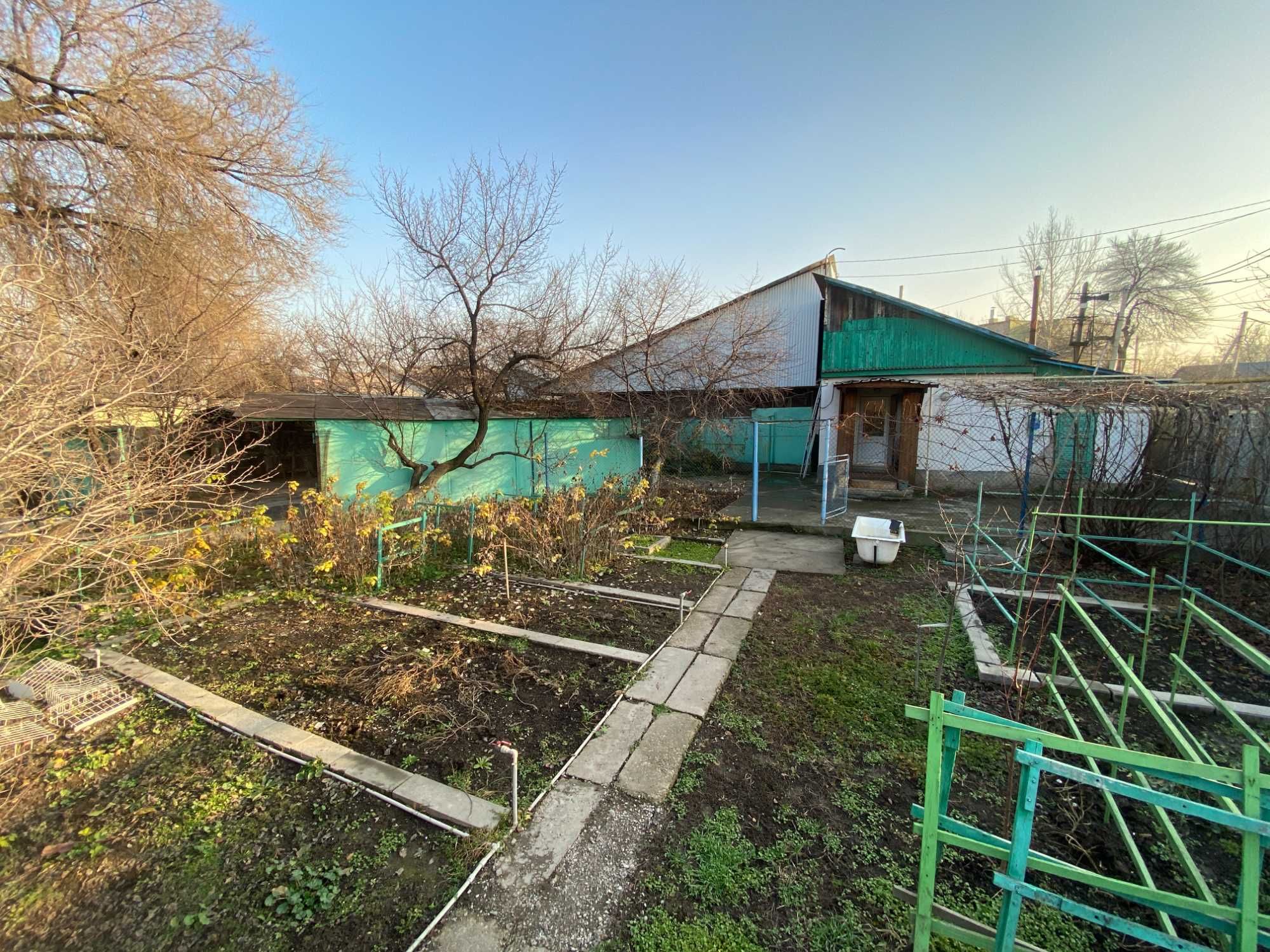 Земля под строительство. Есть дом, сад