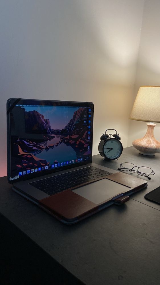 MacBook Pro 15” (2017) | i7 / 16GB / 512 SSD / Radeon Pro 560 (4GB)