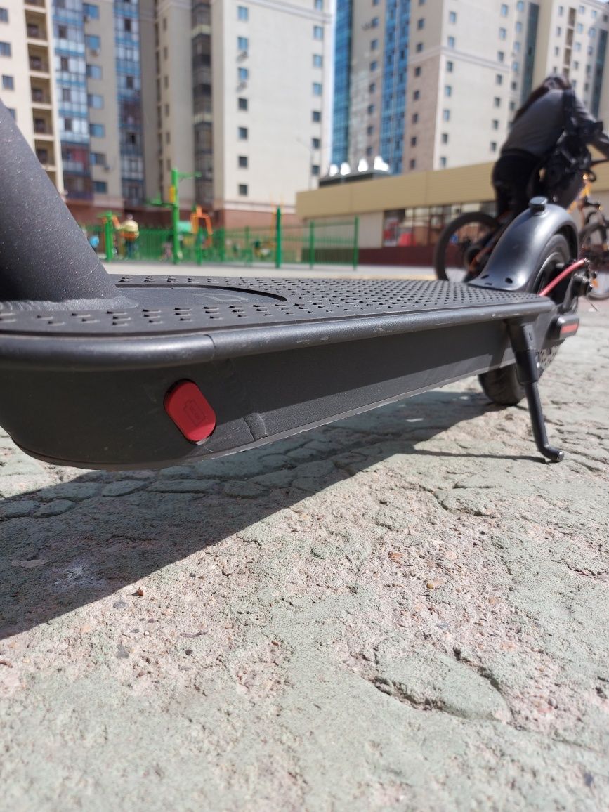 Продам электро-самокат Xiaomi mijia m365 pro
