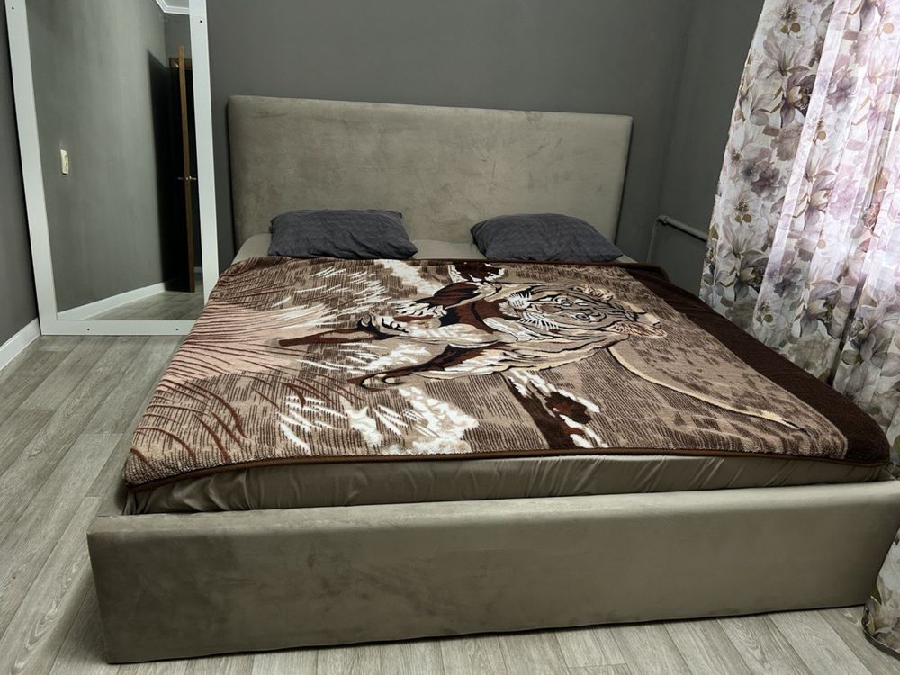 Двуспальная кровать 180*200 с матрасом