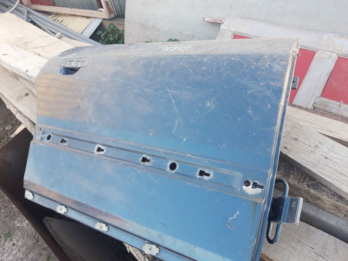 Продам заднюю правую дверь Ауди 100 с4