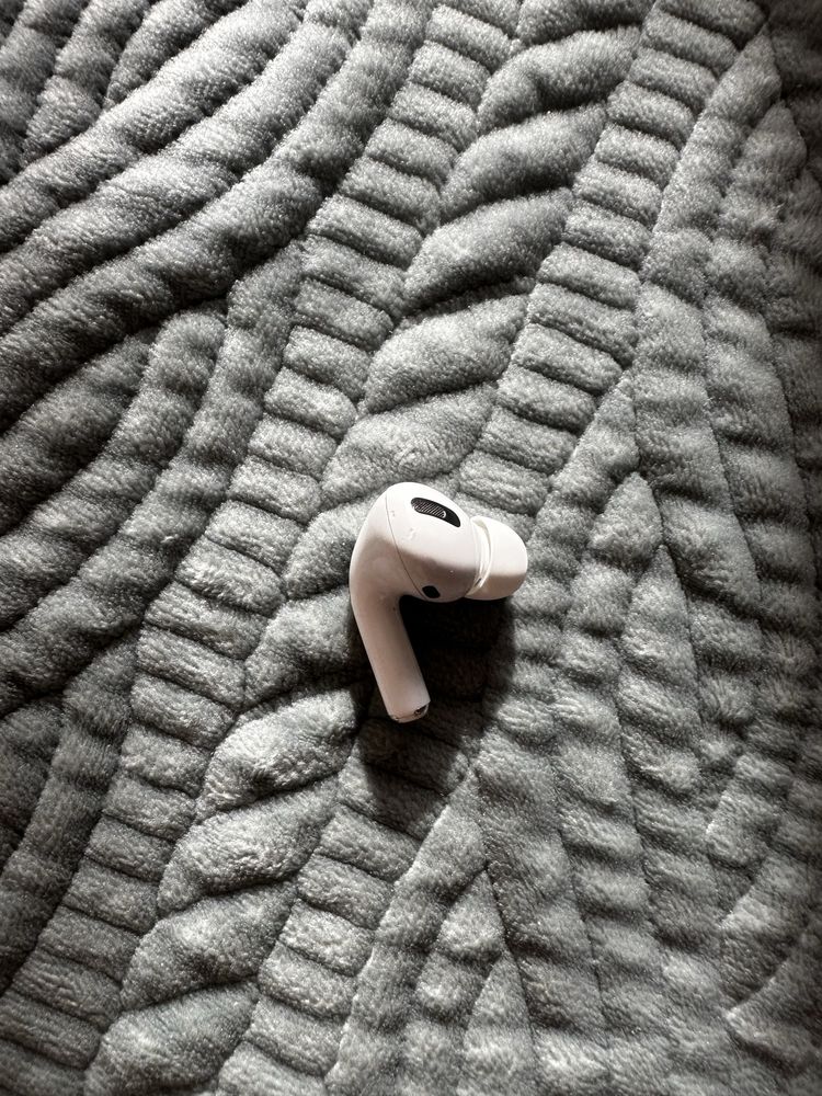 левый наушник airpods pro