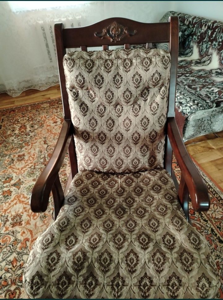Продам  кровать-шкаф-диван, кресло качалка,