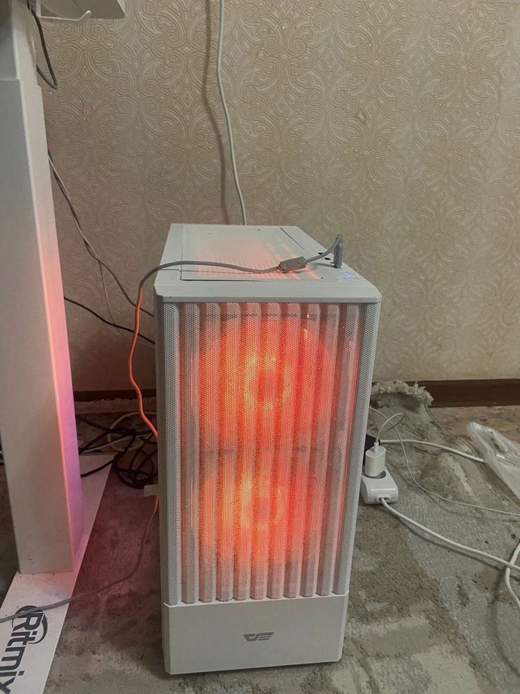 Продаю игровой компьютер в полном комплекте с девайсами и со столом.