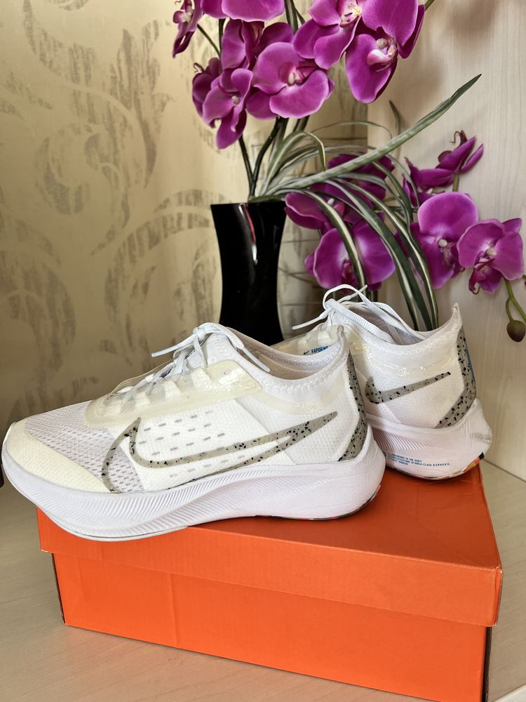 Продам новые кроссовки Nike 36-37 размер