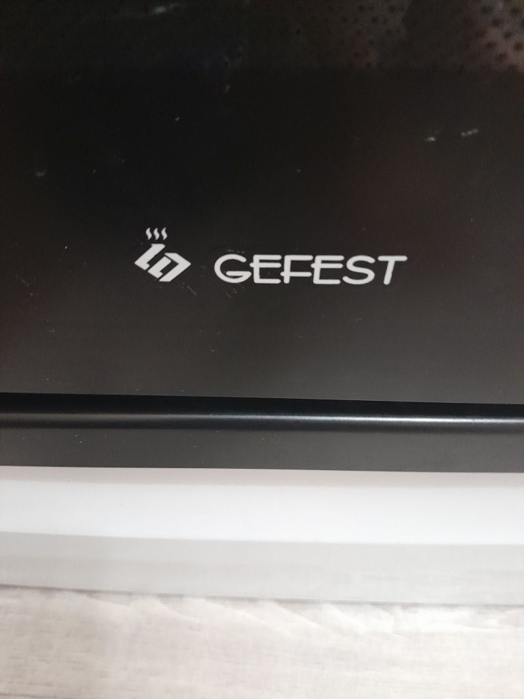 Продам эл. плиту  4 конфорочную с конвекцией GEFEST