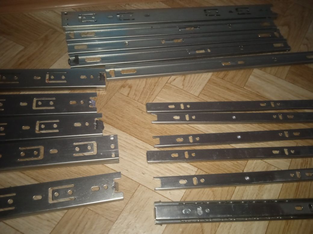 ПРОДАМ НАПРАВЛЯЮЩИЕ (крепления) для выдвижных полок шкафов. Железные.