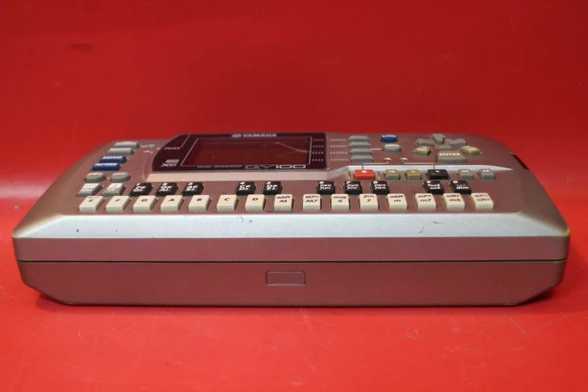 Звуковой модуль ( секвенсор ) Yamaha QY-100.