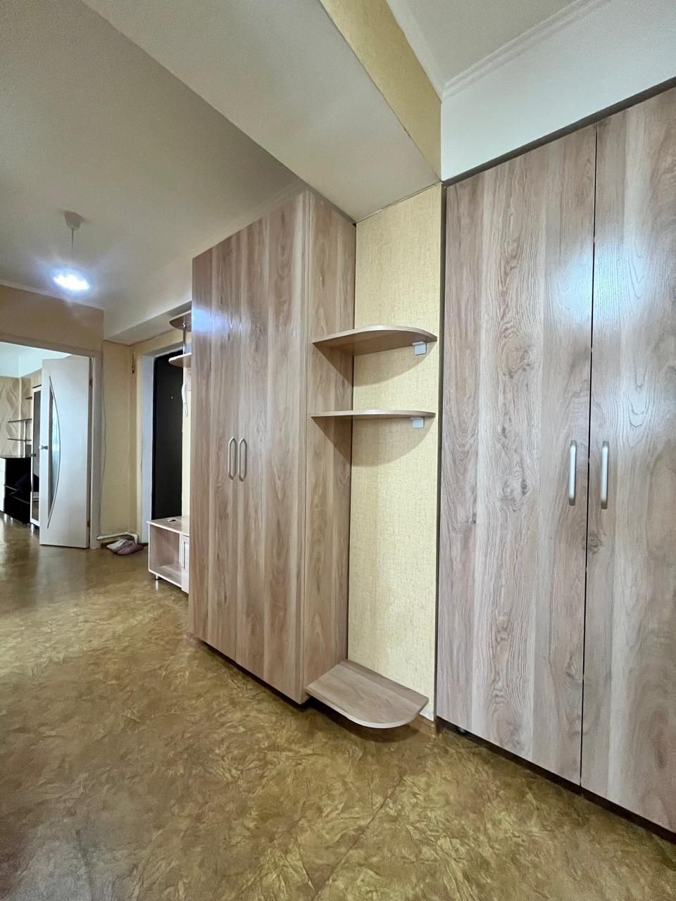 Продам 2-х комнатную квартиру. С мебелью и техникой. Есенберлина 6а.