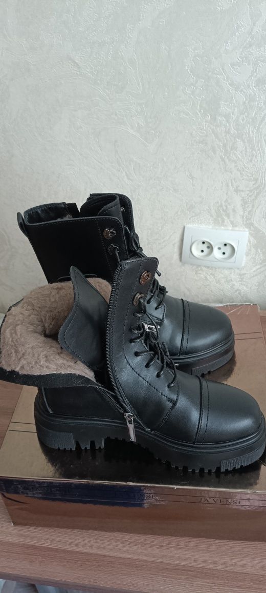 Продам женские зимние ботинки.