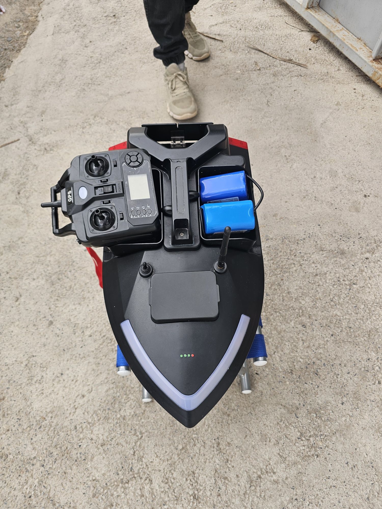 Прикормочный кораблик Flytec v020
