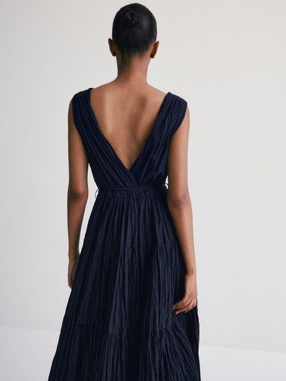Платье от Massimo Dutti.