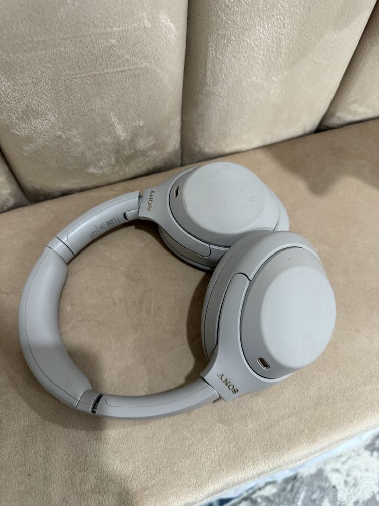 Наушники Sony WH-1000XM4 серебристый