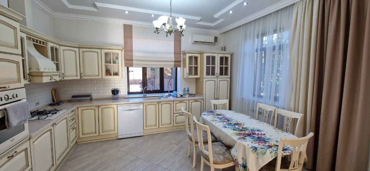 Продам кухуный гарнитур и люстры