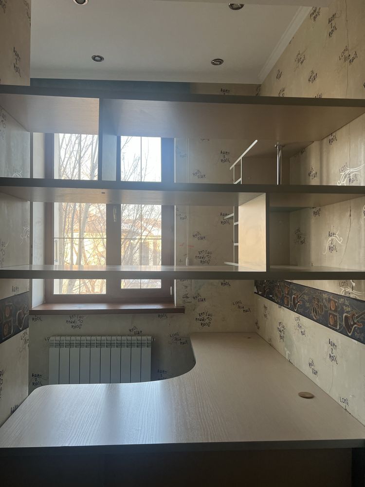 Шкаф и стол с полками для детской спальни, хорошее состояние
