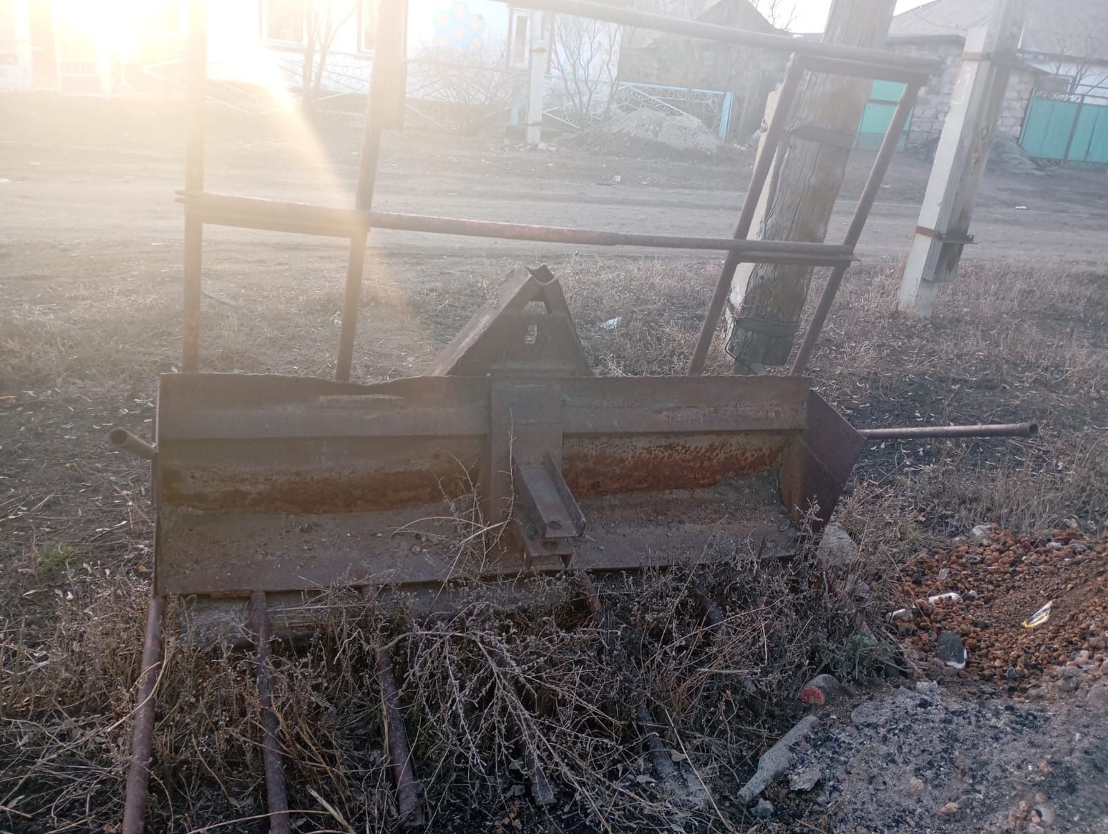 Продаю трактор Т25 с прицепом,плугом, валакушой, граблями