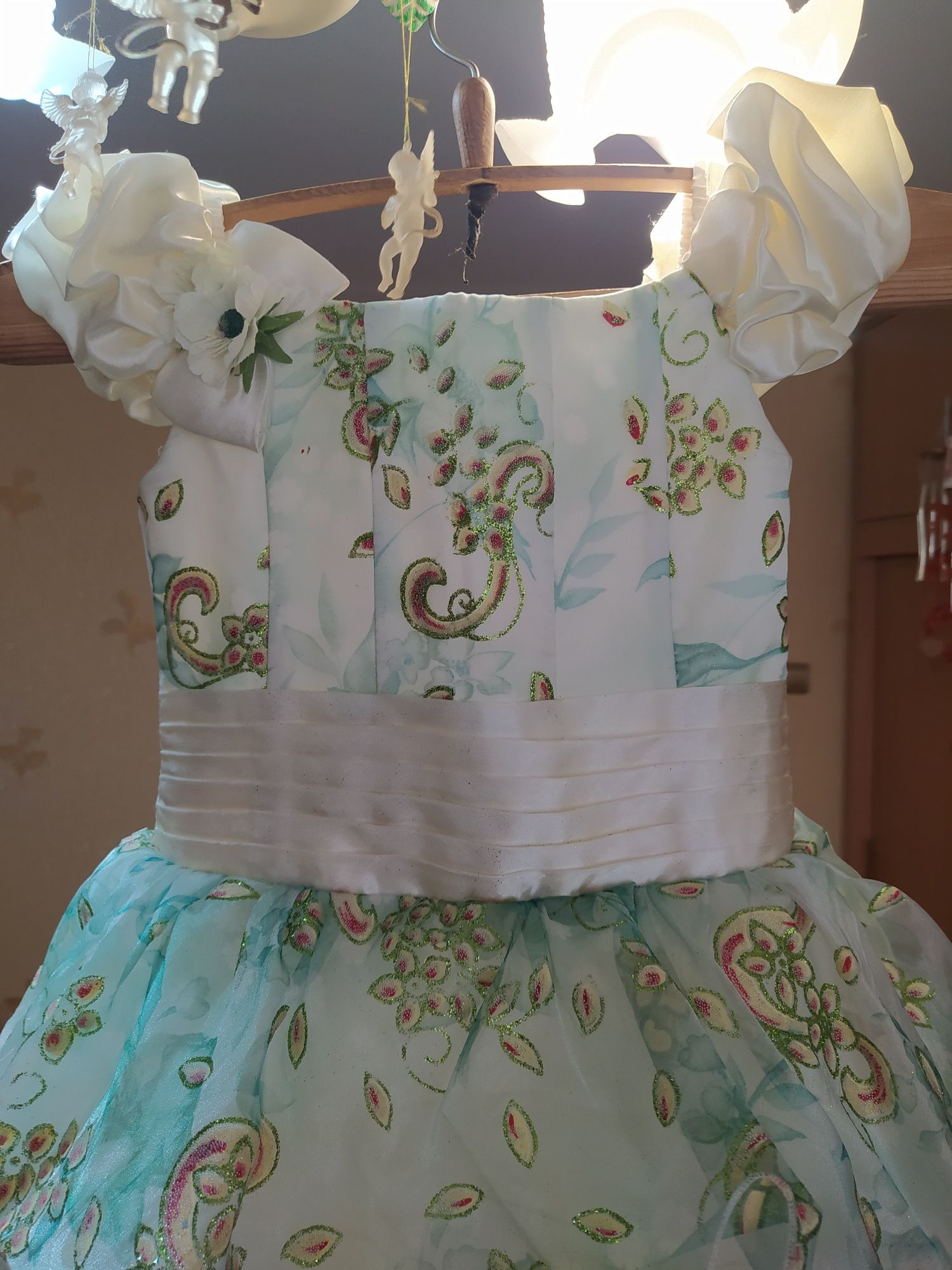 Платье очень красивое продам