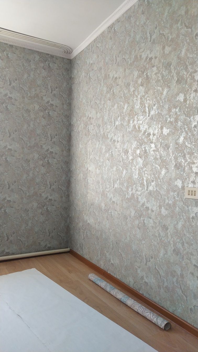Клеем обои ,катаем эмульсию ,левкас,уборка, демонтаж ,ламинат,плинтуса