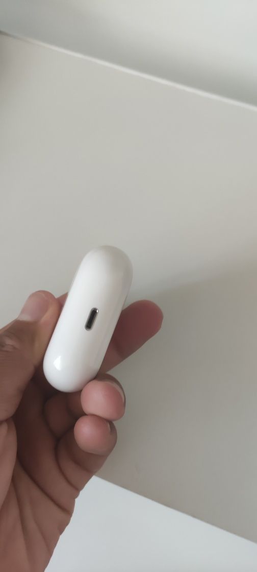 Продам оригинал кейс airpods pro