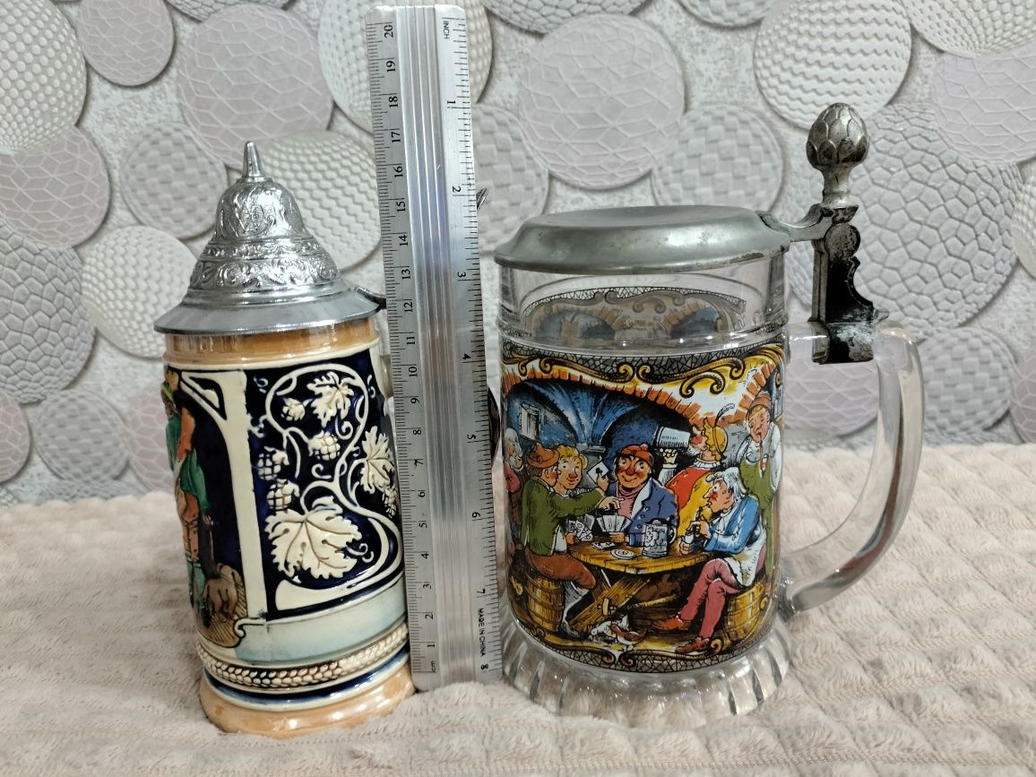Пивные кружки и кувшин для вина.