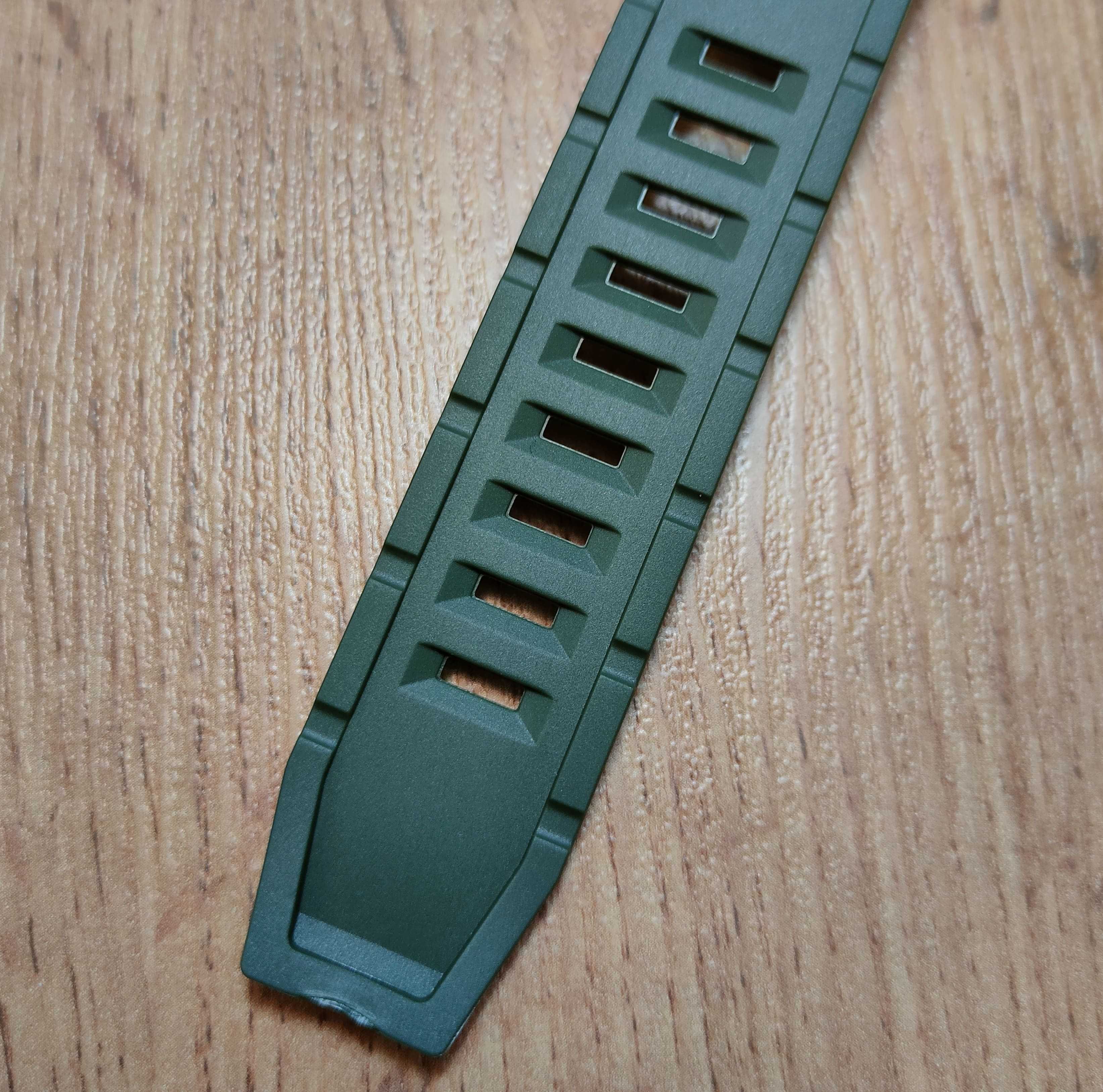 Naviforce 9215T — часы с серебристым корпусом и зелёными акцентами