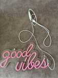 Вывеска good vibes