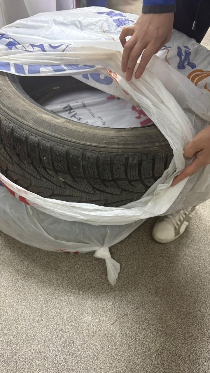 Продам зимние шины 235/45/18