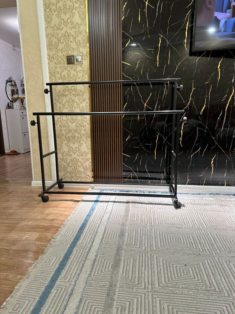 Продаем вешалку напольную