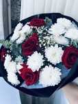 красные розы с хризантемами букет