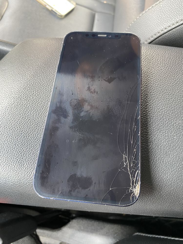 Продам iPhone 12 срочно