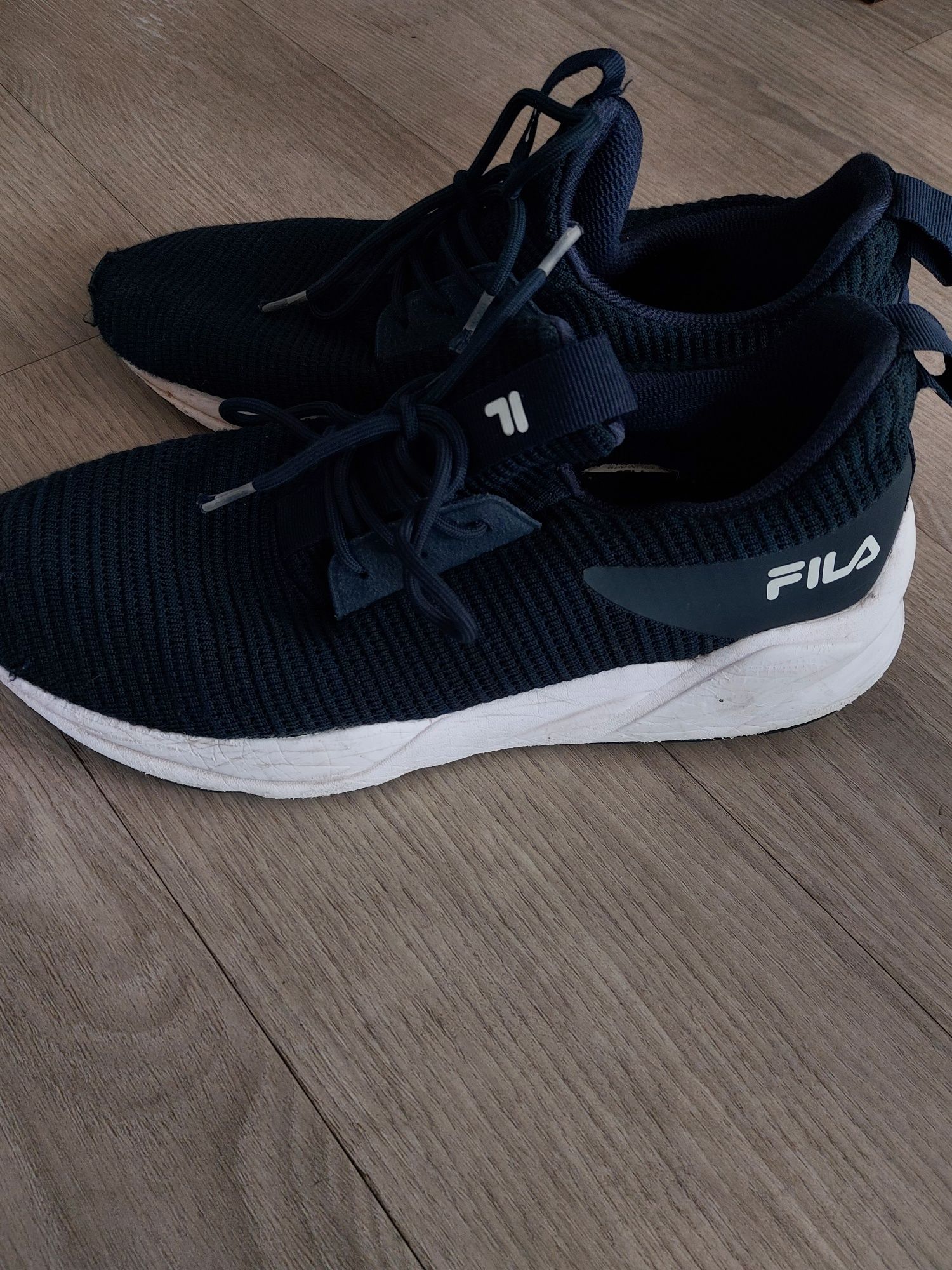 Кроссовки  FILA.