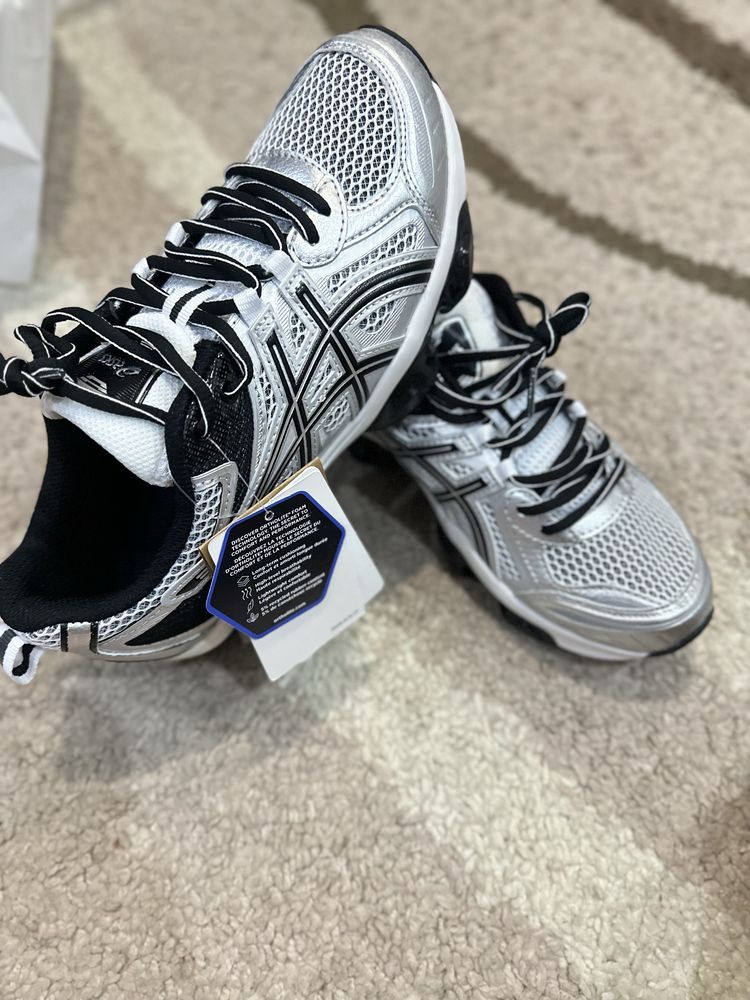 Продам Кроссовки Asics