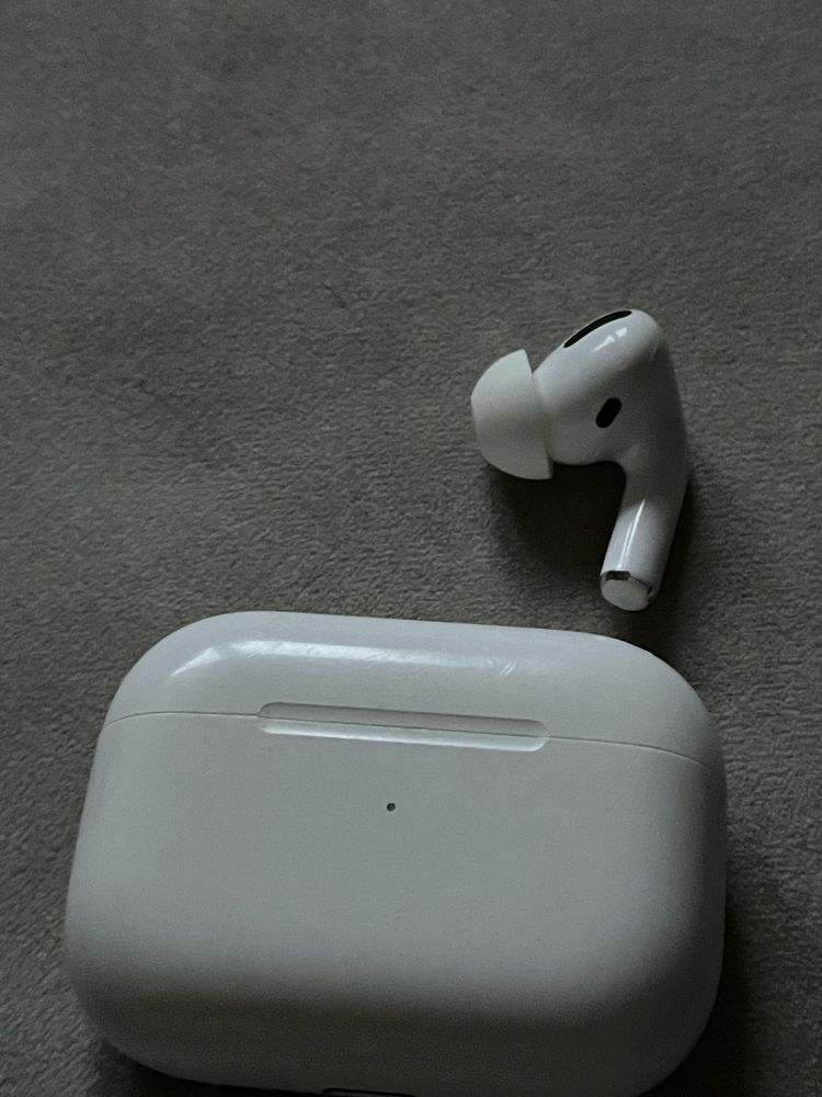Правый наушник AirPods Pro 1 + кейс (Case with lightning)
