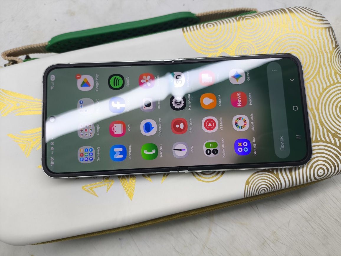 Samsung Z flip 6 2024 год/12/256/4к 60/сек/в идеале как НОВЫЙ.рассрочк