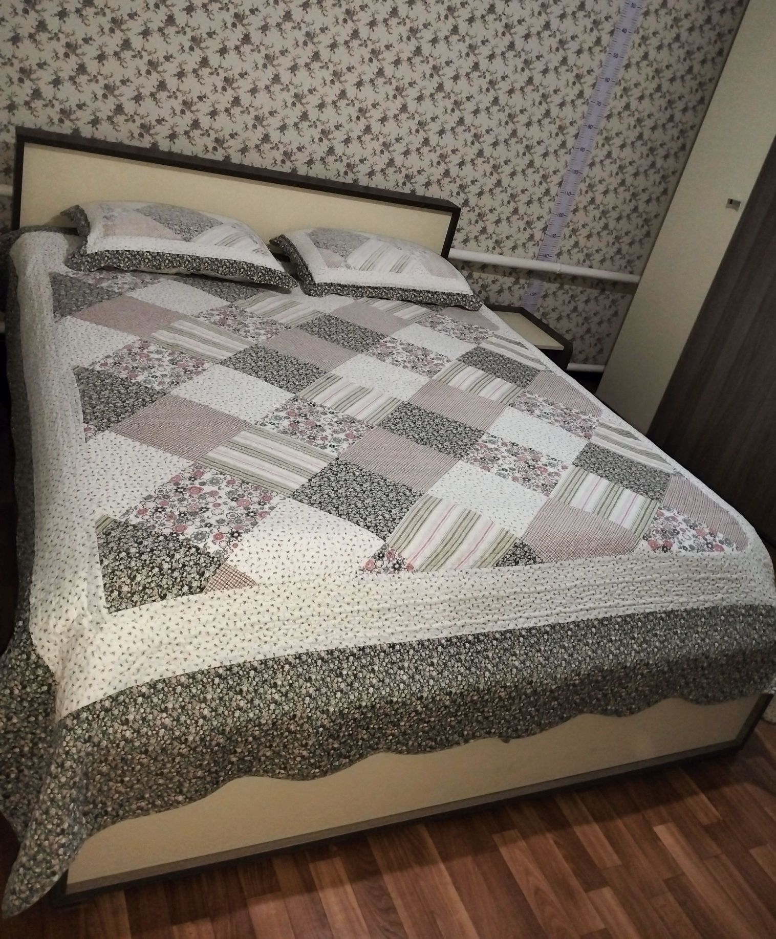 Продам спальный гарнитур,б/у. Шкаф, кровать, 2 тумбы, полки, комодд